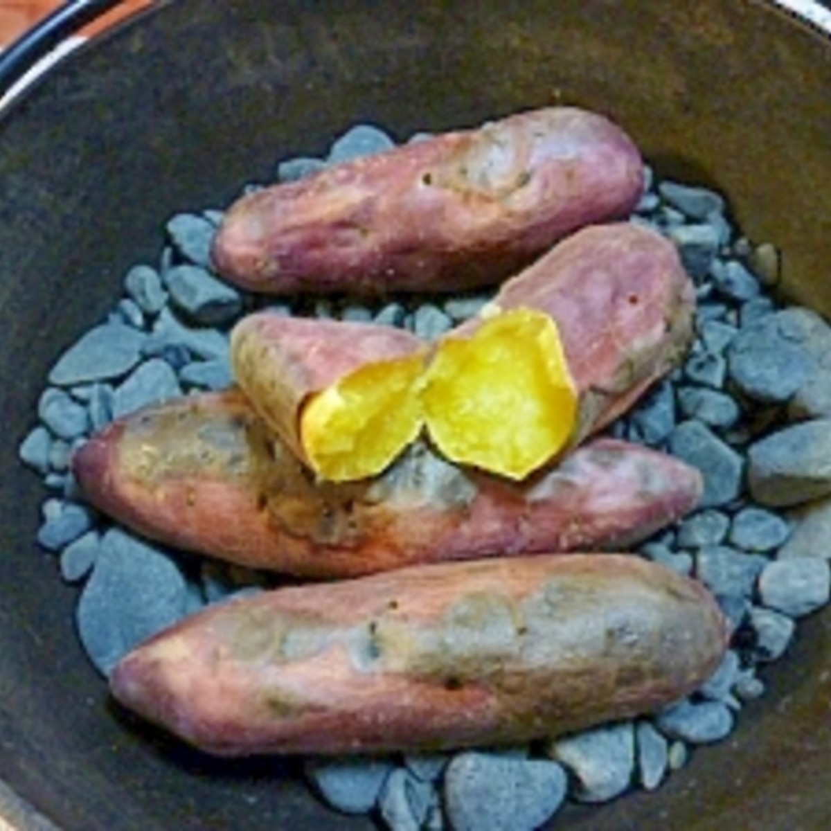 休日は のんびり 鉄鍋で 石焼き芋 レシピ 作り方 By みつやん0211 楽天レシピ 休日は のんびり 鉄鍋で 石焼き芋 レシピ 作り方 By みつやん0211 楽天レシピ